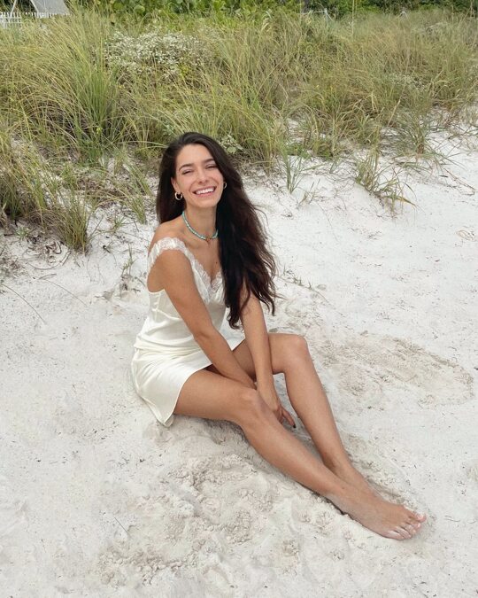 @notjustpajama asked, “what kind of person do you want to be this season?” for their fall campaign 🍂 As we step into the holidays, it’s so important for me to consume and gift as consciously and sustainably as I can. #ad Supporting ethical brands has been and always will be a focal point for this time of year as I strive to ‘vote with my dollar’ and bring awareness to companies that are creating change in the fashion industry. @oh.yeah.us
(@notjustpajama is having 20% off of their black & white sets through the end of this month!) @notjustpajama @oh.yeah.us @ashleymarah