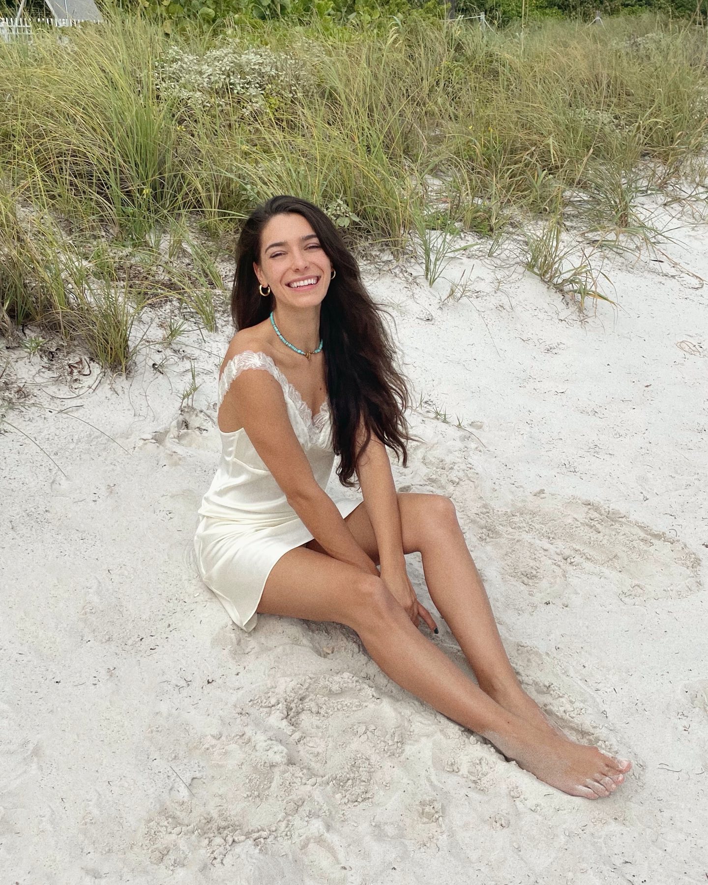 @notjustpajama asked, “what kind of person do you want to be this season?” for their fall campaign 🍂 As we step into the holidays, it’s so important for me to consume and gift as consciously and sustainably as I can. #ad Supporting ethical brands has been and always will be a focal point for this time of year as I strive to ‘vote with my dollar’ and bring awareness to companies that are creating change in the fashion industry. @oh.yeah.us
(@notjustpajama is having 20% off of their black & white sets through the end of this month!) @notjustpajama @oh.yeah.us @ashleymarah