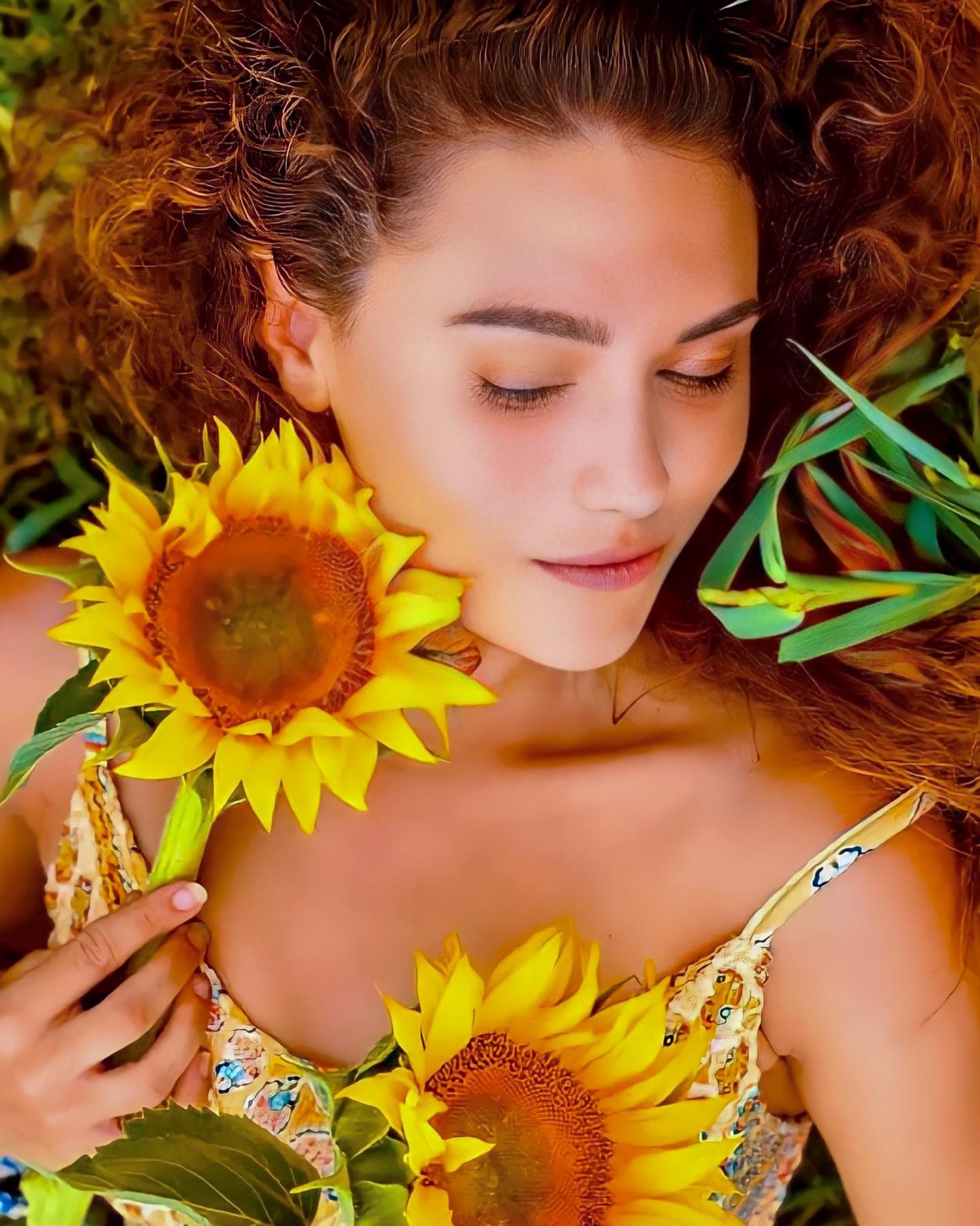 Being loved unconditionally is one of the greatest & strongest gifts in the world 🌻🤍 I’ll continue to share my health journey from this last year in the posts to come but I wanted to share the present moment. I’ve had some beautiful & incredible days with friends & family within these last couple of months as I’ve taken on a gypsy lifestyle until I figure out where I want to be in this world of ours. I’ve been continuing to work on my healing journey to remission from the chronic diseases that inflict my body. I continue to have hard days with severe pain, fatigue & sickness. With each of those days I feel my soul being sucked into darkness. The PTSD from the trauma is beyond challenging. The realization that I’m coming up on my 19th procedure in 10yrs is unthinkable. Doesn’t even count the numerous treatments & therapies over the years from both conventional & holistic medicine. I’m often asked how I stay so strong & honestly it’s not from my own will & drive alone but from the unconditional love & support I receive from my family, friends & community. I had a rough several days, it was from this love & message from my Dad that helped me keep going & not to sink into my pain;

“Hi Bobby. I was next to your mom, when you sent your texts today. I am very sorry you are feeling so badly. I wish there was something I could do to cure you. That said, going back to September on our family chats, look at all you have accomplished, the places you have been, the love in our family, and the support you receive. I hope you can find inspiration from that in bad times. My love for you is unconditional. I know you are trying your best. Poor physical health has a dramatic effect on mental health. I have had the same feelings only in much smaller doses over the years. I admire you. Love you.”

Thank you, especially to my parents & those closest to me, but also to everyone who provides me with so much support & love, for bringing light in my life & Self when it feels there is no light to be found. I never thought after so many years I would still be battling but I’m not giving up. I believe in remission.

Please know you are not alone in your journey ❍
Always my love xxx

!Utah!<br> @taylor_munholland