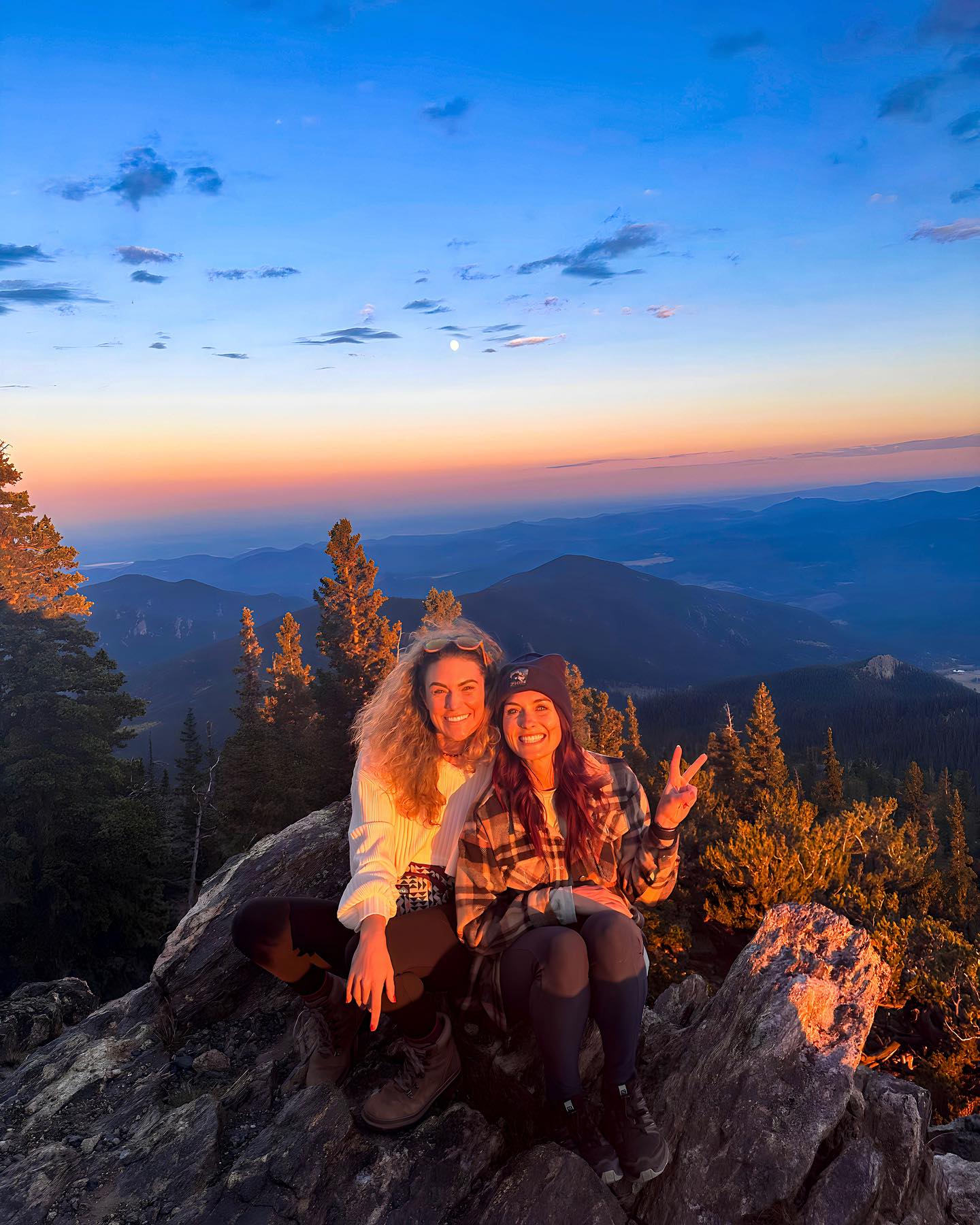 When IG soul sisters become real life soul sisters @happylittleadventurer 😍🥾🌞❤️🏔️ Thank you for the epic hike sis (first one with elevation gain in a long time and it felt amazing!) + welcoming me to Colorado!! Can’t wait for our next adventure! Big love and high vibes.

xo. #rrawimpact
 @everyoneshike @happylittleadventurer @taymunholland @dirtbaggypsies @rrawimpact  @taymunholland