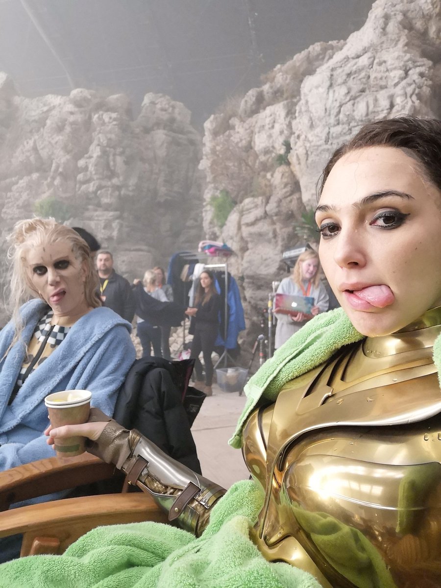 Just a couple of cool cats taking a break 😺

#WW84
#KristenWiig https://t.co/b95w8EIUYI