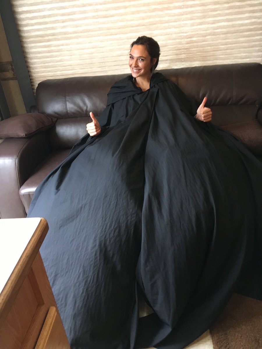 When you can't show your costume but still need to walk around set 🤫
#TB https://t.co/1Q282yawCs