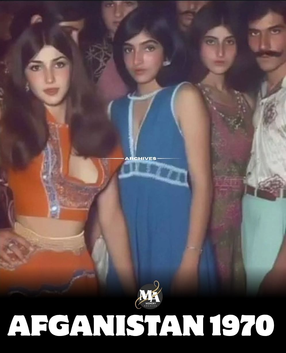 ✨ Afghanistan in the 70s ✨ A time when Kabul was known as the Paris of Asia. Women studied in universities, worked in offices and could dress freely. Today, more than 50 years later, the reality is very different.  This comparison does not seek to judge, but to reflect 🤔: 👉 How does a country's identity change when politics and religion transform its culture?