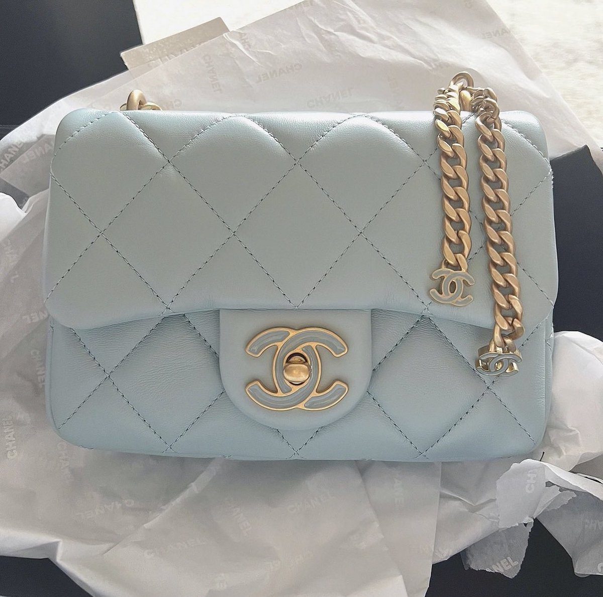 Chanel baby blue bag https://t.co/rddnRYALEt

@bottegalolita