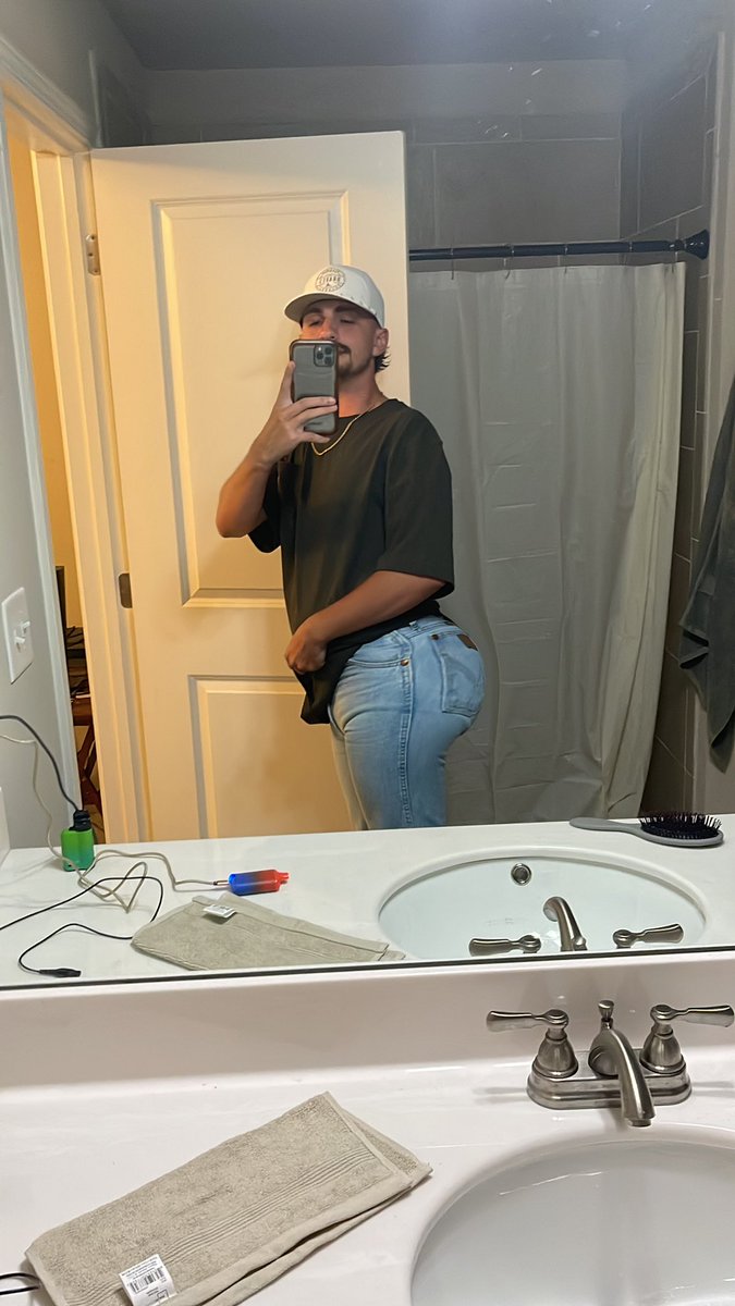 How some of y'all be taking booty pics https://t.co/HXrD7LldpF
