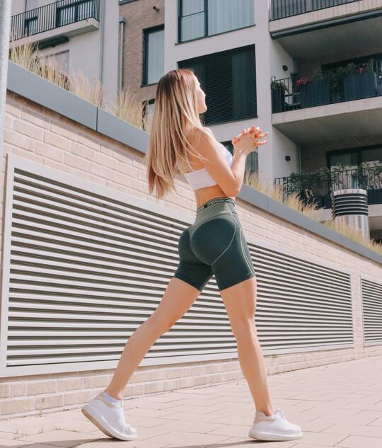 Consistency is the key 🤍
&bull;
Ihr k&ouml;nnt alle eure Ziele erreichen, wenn ihr am Ball bleibt. Ihr d&uuml;rft nicht aufgeben. Auch wenn es manchmal nicht so l&auml;uft, wie man sich das vorstellt, wie derjenige belohnt, der trotz Niederlagen weitermacht und auf sein Ziel hinarbeitet. 🤍

#hi#gym#passion#me#instafit#gymshark#gymsharkwomen#gymsharktrain#gymmotivation#motivation#motivationalquotes#gymlife#gymtime#vacation#outfitoftheday#fashion#fitness#inspiration#workout#booty
 @whitneyysimmons @nike @fitgirls @pamela_rf @nikewomen @gymshark @gymsharkwomen
!D&uuml;sseldorf, Germany!
  @amelieklk