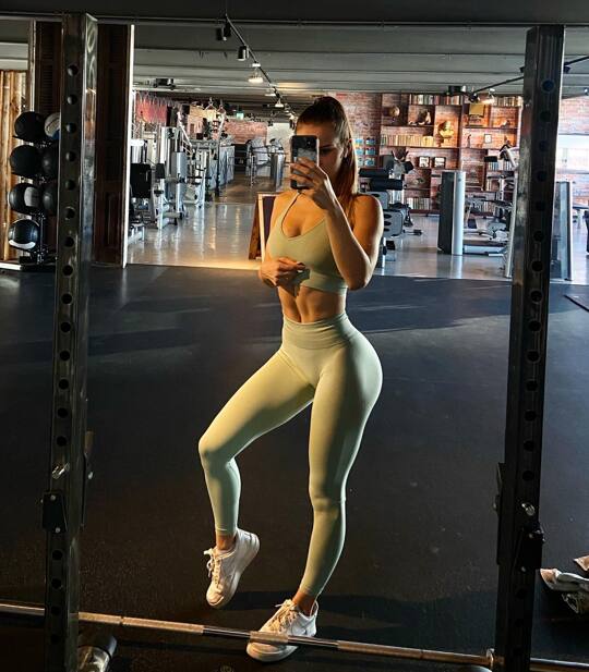 Me in my natural habit 🌚🫶🏼
•
Habe ganze Zeit den Drang trainieren zu gehen 🫣 muss aber echt noch paar Tage aushalten. Immer wenn man es nicht kann, will man es am meisten..
#sport#fitnessstudio#gym#abnehmenohnezuhungern#abnehmen#muskelaufbau#muskeln#fitnessmotivation#fitnesscoach#sportpause#workout#workoutmotivation#beintraining @amelieklk