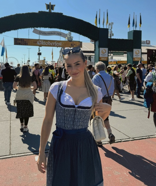 First time Oktoberfest 🥨🍻
!Munich, Germany!
  @amelieklk