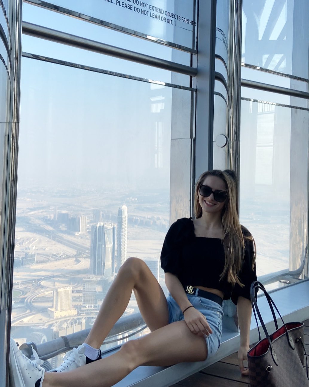 Throwback to December 🤍 • • #me #hi #gym #fitness #gymshark #traveling #travel #dubai #vacation #sun #burjkhalifa #fashion #abs #smile #love #fitgirls  !Dubai, UAE!   @amelieklk
