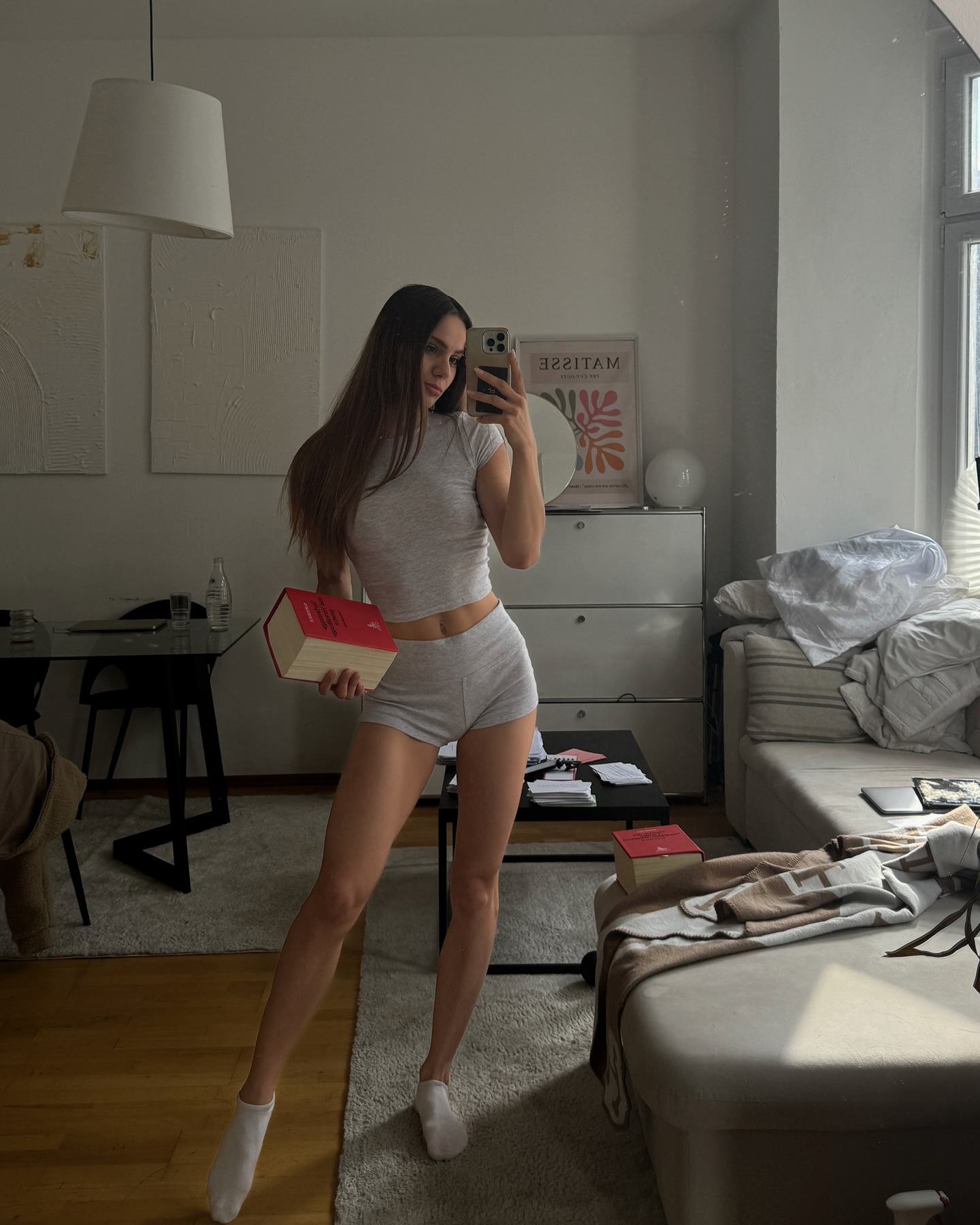 Last week’s dump - 10 days left bis zum Examen ✨
1. Study Study Study
2. Maus ist müde. Maus bin ich
3. ab und zu lasse ich mich auch im Gym blicken
4. Jedes Mäuschen braucht ein Päuschen
5. Was kann auf dem Plakat im Wohnzimmer stehen?
6. teeeeeth 🦈<br> @amelieklk