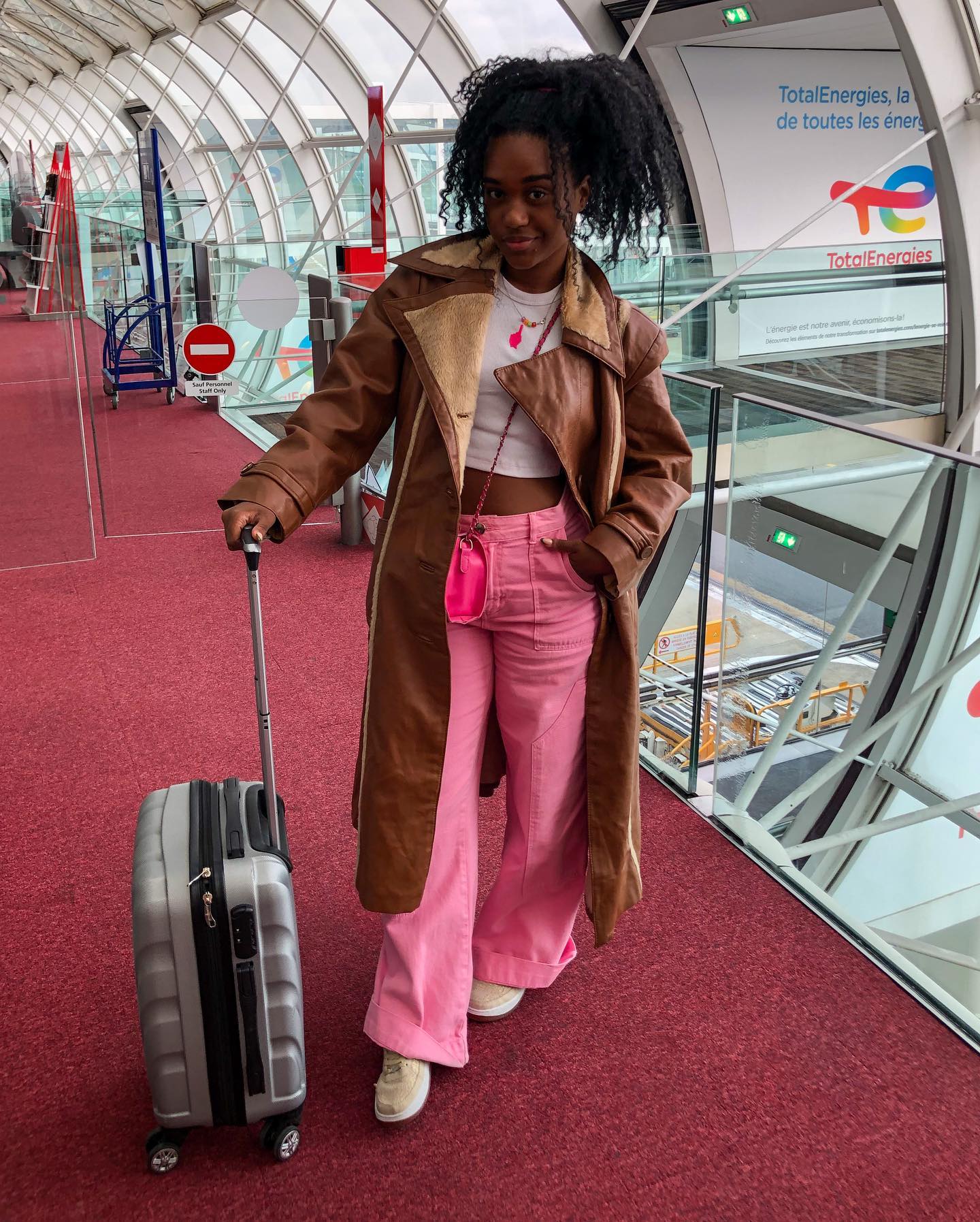 in&iacute;cio e realiza&ccedil;&atilde;o de um sonho 🙏🏾✨🤍🧳✈️💖

Aerolook aprovado?
Look: @usebuh

#aerolook #viagens #paris #preta #samba #gratidao

!A&eacute;roport de Paris-Charles de Gaulle!<br> @soueulorrany