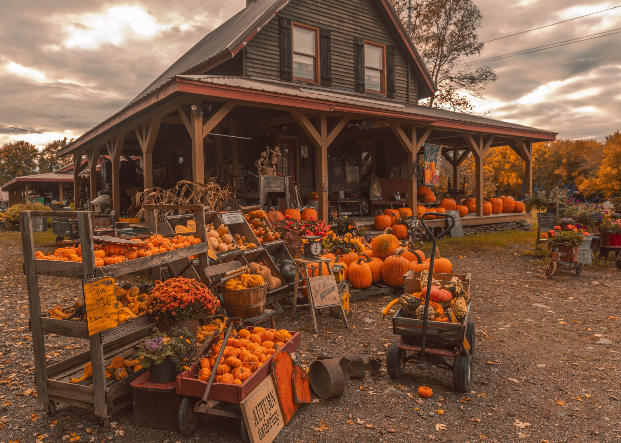 Good morning  Autumn farm market  #fall #autumn #photography #october #market #store #stand #house #beautiful #scene #maine 