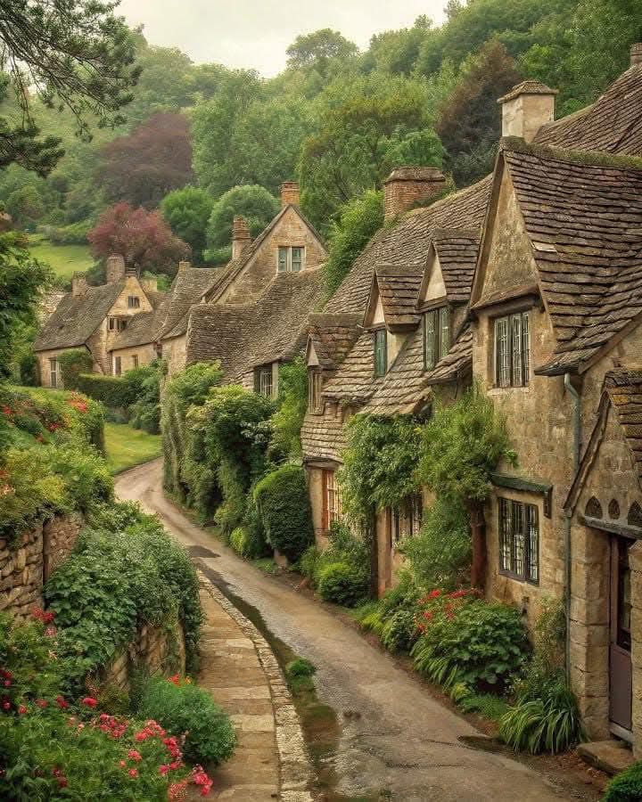 Not far from London lies a city that many consider to be the most beautiful in the world - Bibury. Located in County Gloucestershire, this enchanting gem looks like it's straight out of a fairytale. Despite the short distance from London, it feels like you're diving into another era, far away from the turmoil of the English capital. Bibury is located on the banks of the River Colne, in the picturesque region of the Cotswolds Hills, which was awarded an “Area of Outstanding Natural Beauty” in 1966.