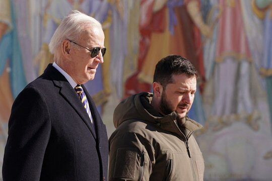 Trump hid in an underground bunker, while Americans protested in the streets.
President Biden flew into the middle of a war in Kyiv, Ukraine on President's Day and walked the streets as air raid sirens blared.
One man stands for world freedom and peace, while the other stood… https://t.co/HIUfLe7Pqm
@EdKrassen