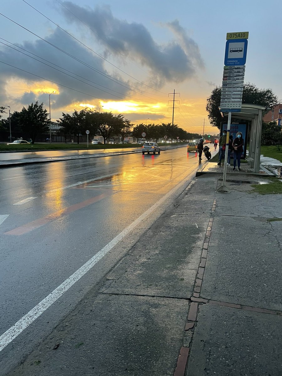 Vieron el atardecer hoy en Bogotá? https://t.co/eBgA2kGguL