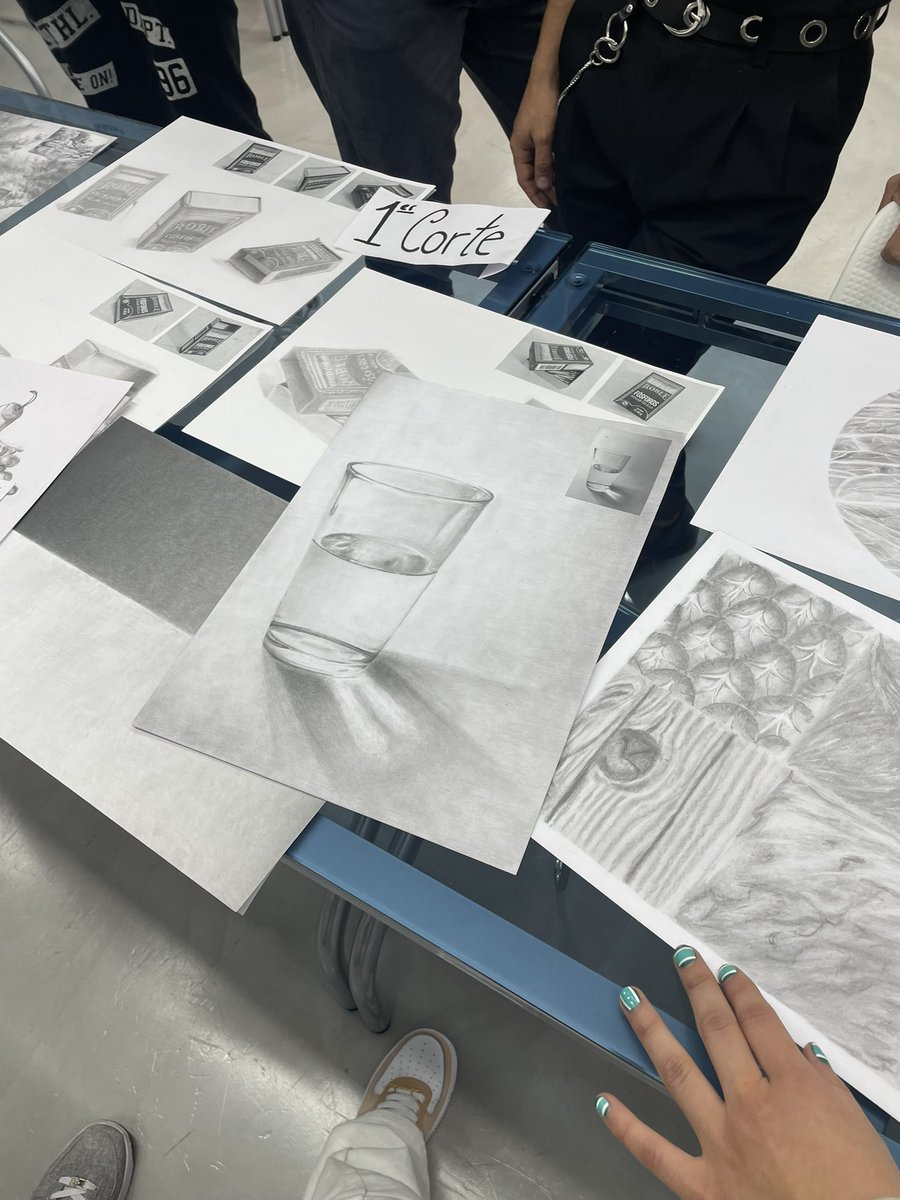 No logro explicar lo frustrada que me siento al ver el nivel que mi profesor de dibujo a mano alzada está exigiendo que debemos tener a fin de semestre, solo pienso en que no lo voy a lograr, jamás había dudado de mi capacidad para hacer algo. ๐ญ https://t.co/9zAUprZlbd