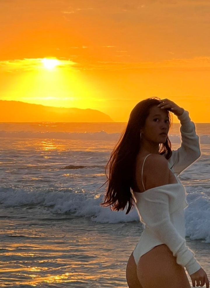 Lily Chee 🍑🥵 https://t.co/WKIPOjGqMW

@Celeb_Fiend