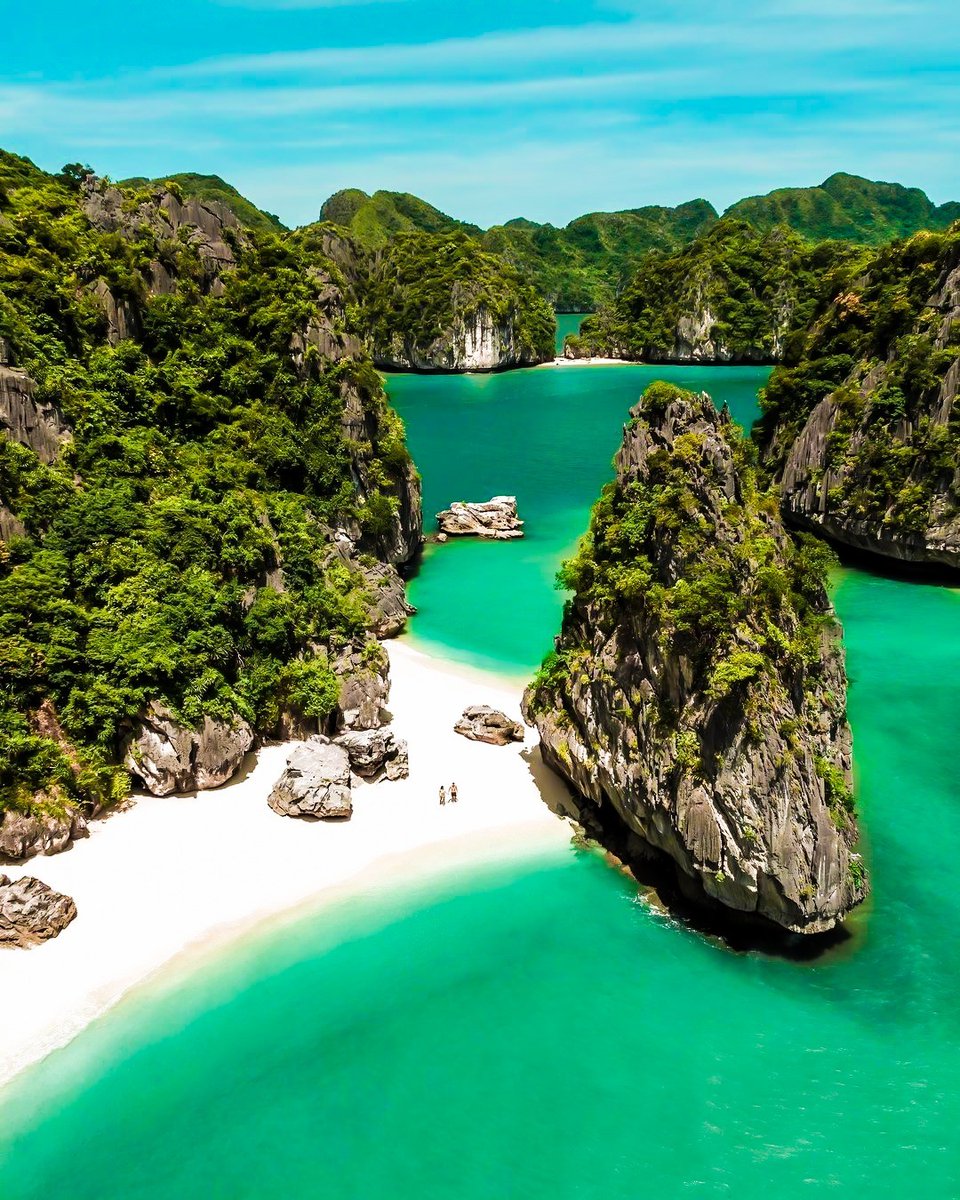 Ba Trai Dao Beach 🏖️

#travelsoutheastasia #southeastasia #vietnamtourismboard #hanoivietnam #halongbay #halongbaycruise #catba #hanoitravel #vietnamtravel #vietnamtrip https://t.co/6kYkYL5OAK

@VietnamCheckin