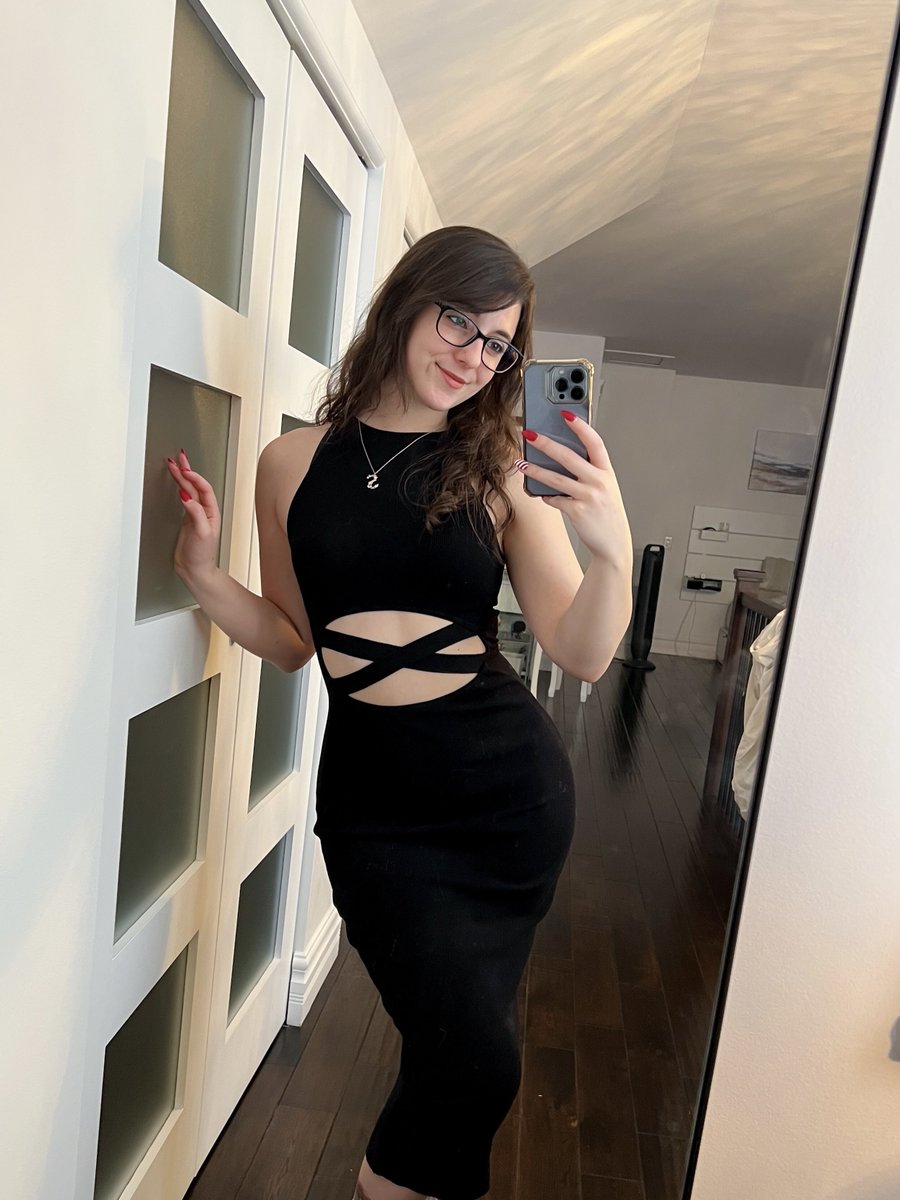 Do you like my dress? 🥰❤️ https://t.co/XRXdYNWeXN

@saraxkasai