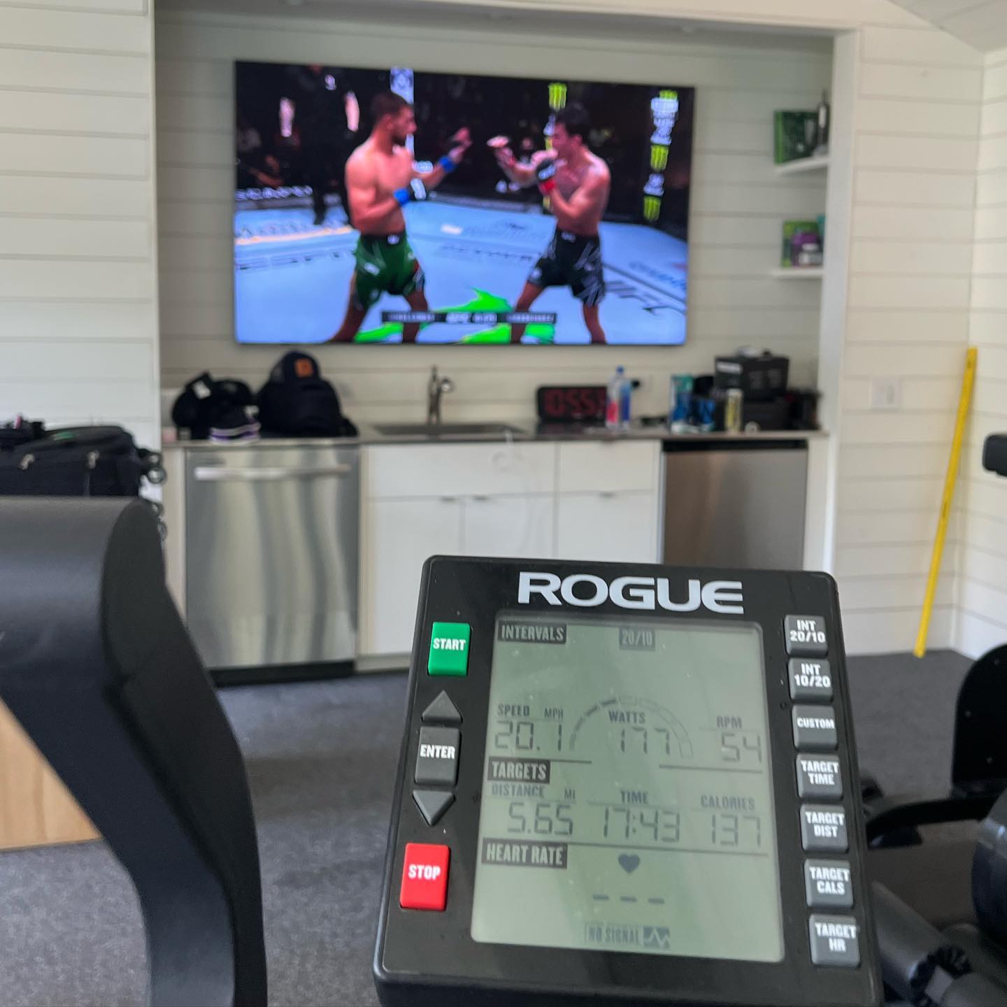 Getting some cardio in while watching a classic; @blessedmma vs panteraufc Yair Rodriguez
  @joerogan