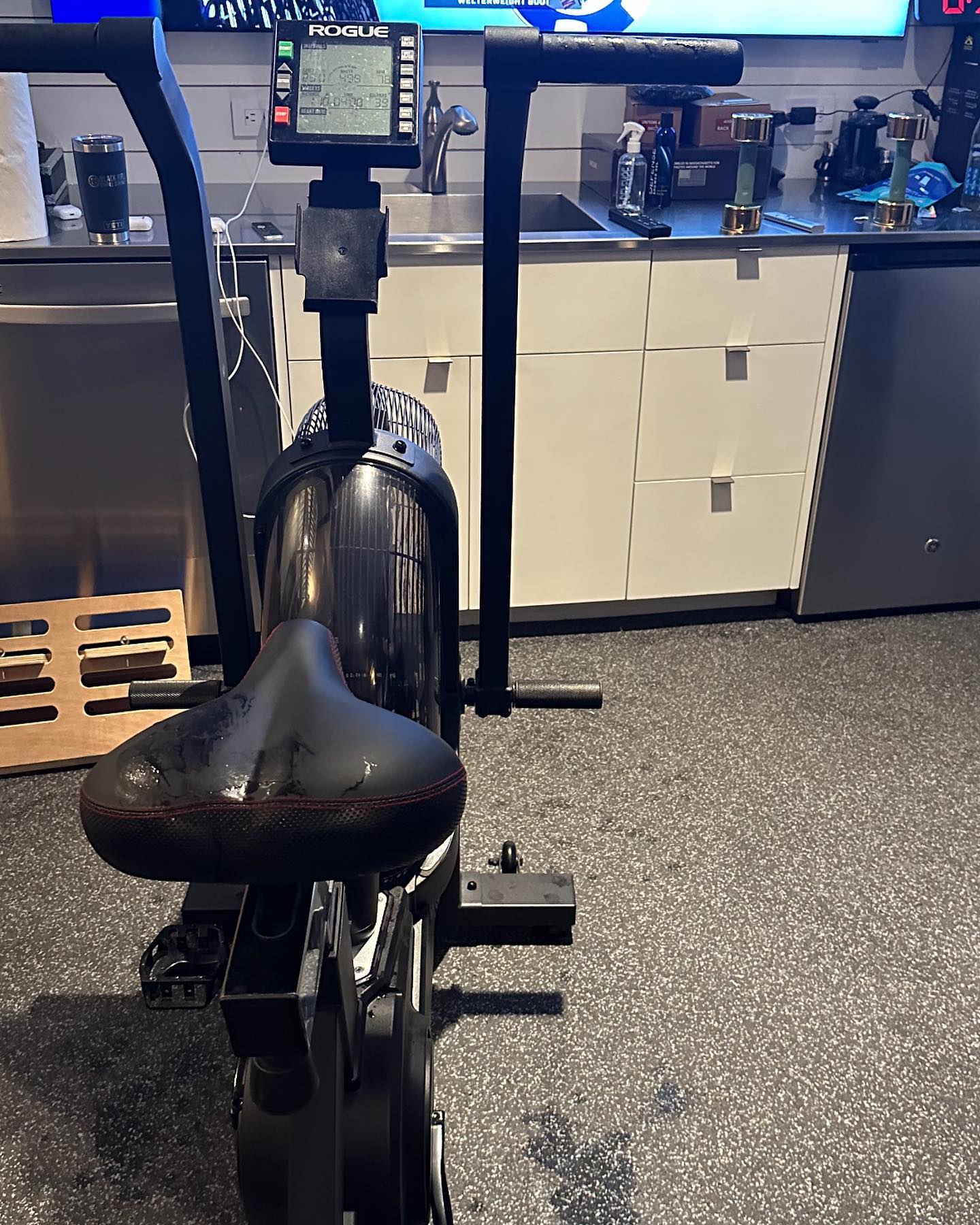 This year’s #soberoctober ended and I didn’t workout at all until yesterday. I made a lot of physical fitness progress in the last month, and I could see it all sliding away if I didn’t recommit.
We were doing 7 days a week burning at least 500 calories and also doing 100 pushups a day. I’m gonna drop that down to 5 days a week to avoid burning out, but my goal is to do something 7 days a week, even if one or two of those days are just sauna and ice bath.
There’s something very different about having an absolute obligation to workout for a specific goal, and to require yourself to reach that goal every day.<br> @joerogan