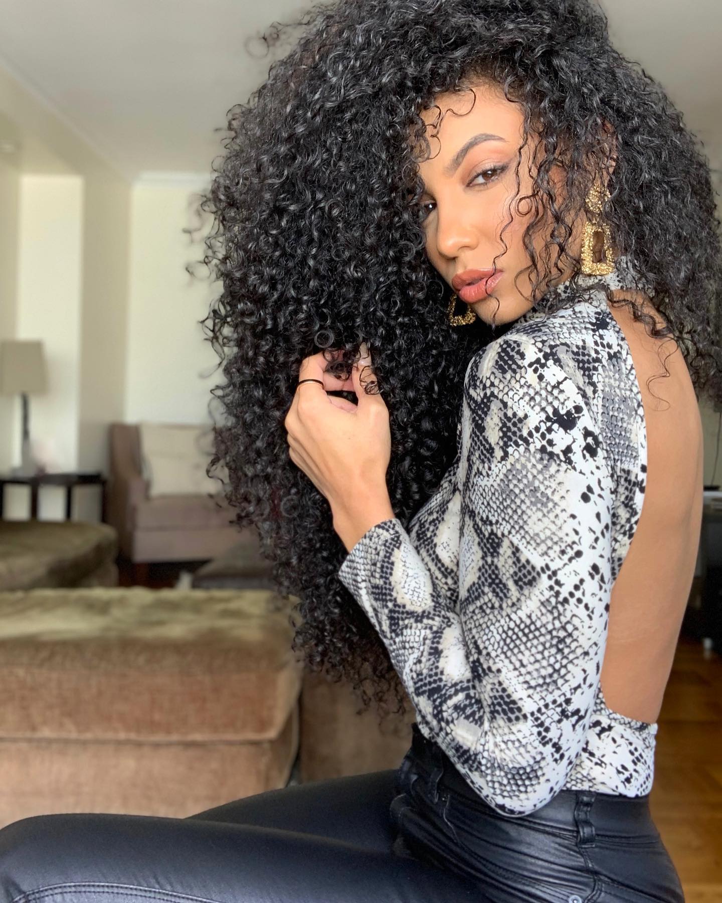 Curls poppin but no place to show them off except for Instagram lol 😂🙈🙈 Side note, get all your hair care questions ready for this Thursday at noon EST. My sister @pageveronica (natural hair specialist and one of the few people who style/cut my hair) and I will be live on the Miss USA Instagram account to answer your questions and talk about at-home hair care. Yay! 😊❤️
.
.
.
#snakeskinprint #backless #curlsforthegirls #curlyhairstyles

!New York, New York!<br> @chesliekryst