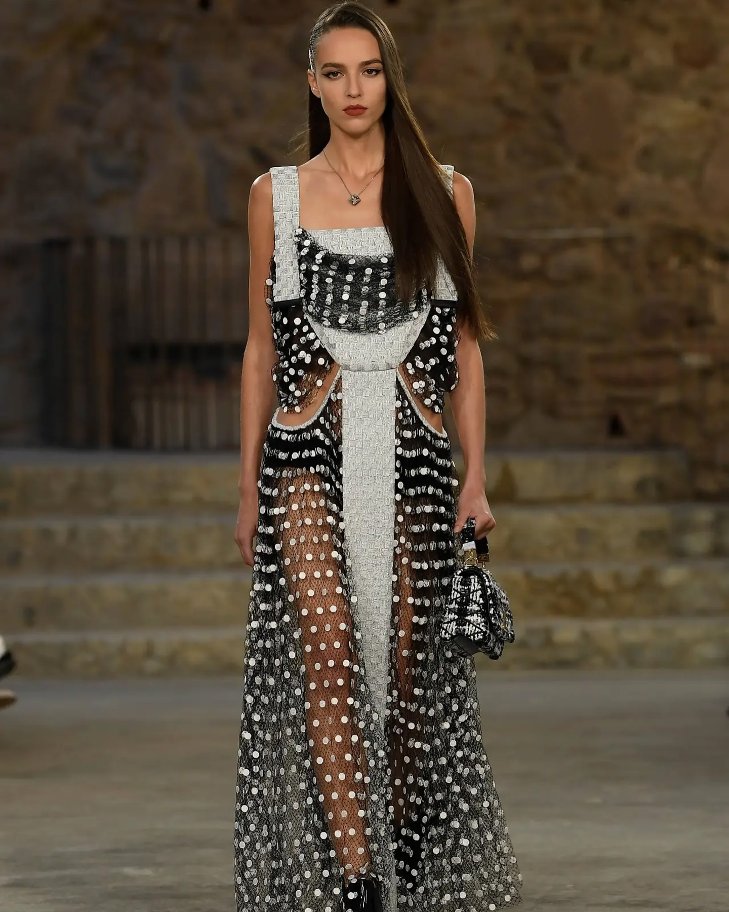 I’ve said it before & I’ll say it again .. I love my LV fam !!! 🫶🏼🫶🏼🫶🏼 thank you for such a gorgeous show in Barcelona 🦋 @louisvuitton @nicolasghesquiere @florentbuono @marieameliesauve @ashleybrokaw @duffy_duffy @patmcgrathreal

!Park Güell!<br> @emm_arruda