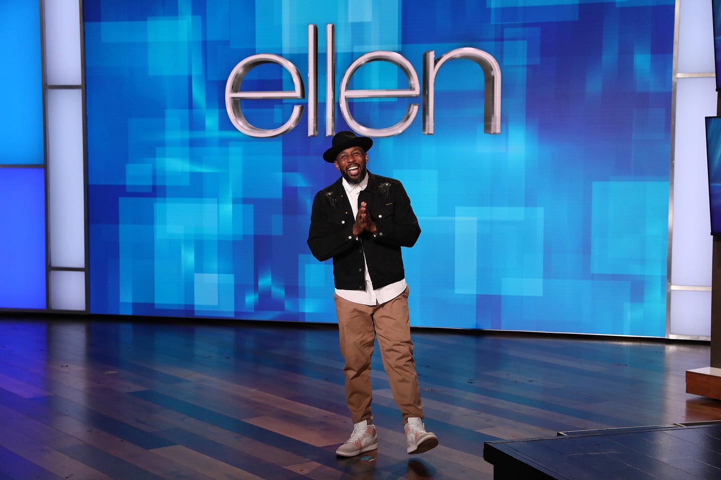 Ayyye guess who is guest hosting @theellenshow this afternoon! Today I had the pleasure of chatting with actress, activist, and soon to be new mom @oliviamunn about her new movie, Violet.
Also @esterdean THE SONG MACHINE is on to talk about our show #ClashOfTheCoverBands. Aaaand dancer, artist, teacher, and KRUMP PIONEER @thequeenofkrump MISS PRISSY is here to talk about @thronedancecrew and her journey to providing opportunities for her students. Today’s episode was really special and full of 💎s. Check your local listings and lemme know your favorite parts in the comments.<br> @sir_twitch_alot