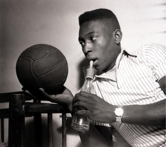 É como dizem, sou apaixonado por futebol desde que nasci, entende?
.
It's like they say, I've been in love with football since the day I was born, you know? See less
É como dizem, sou apaixonado por futebol desde que nasci, entende?
.
It's like they say, I've been in love with football since the day I was born, you know? See less  @Pele