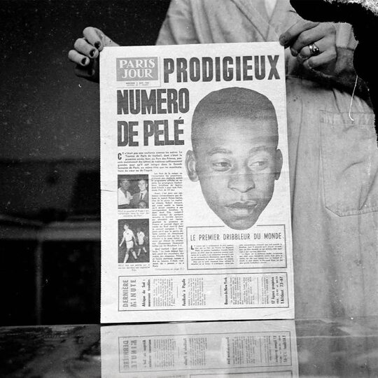 Prodigieux! Estampava a capa do ic&ocirc;nico jornal parisiense &ldquo;Paris Jour&rdquo;, sobre o futebol de Pel&eacute;. E ainda destacava: &ldquo;O primeiro driblador do mundo&rdquo;. O futebol se transformou com o Rei Pel&eacute;, e por isso ele &eacute; Eterno!
.
Prodigieux! It was on the cover of the iconic Parisian newspaper &ldquo;Paris Jour&rdquo;, about Pel&eacute;'s football. And it even highlighted: &ldquo;The first dribbler in the world&rdquo;. Football has changed with King Pel&eacute;, and that is why he is Eternal! See less
  @Pele