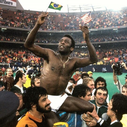 Al&eacute;m de sua despedida do futebol no New York Cosmos, Pel&eacute; teve outras duas oportunidades memor&aacute;veis de agradecer aos seus f&atilde;s. A primeira foi da Sele&ccedil;&atilde;o Brasileira em 1971, durante um amistoso contra a Iugosl&aacute;via no Maracan&atilde;. Tr&ecirc;s anos depois, ele se despediu do Santos, ap&oacute;s 18 anos com a camisa do clube, em uma partida contra a Ponte Preta, de Campinas.
.
In addition to his farewell to football at the New York Cosmos, Pel&eacute; had two other memorable opportunities to thank his f&hellip; See more
  @Pele