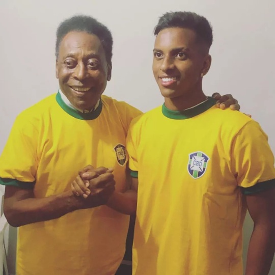 Para a Sele&ccedil;&atilde;o Brasileira, a 10 &eacute; muito mais que o n&uacute;mero. Mas temos certeza que, na aus&ecirc;ncia do Neymar, Edson est&aacute; feliz por este momento, Rodrygo. A camisa 10 muda de dono durante a Copa Am&eacute;rica, mas dentro dela ainda vai bater o cora&ccedil;&atilde;o de um Menino da Vila. Parab&eacute;ns, por dar continuidade ao legado do Rei! 

.
For the Brazilian National Team the #10 is much more than just a number. But we are certain that, in Neymar&rsquo;s absence, Edson is happy about this moment, Rodrygo. The&hellip; See more
  @Pele