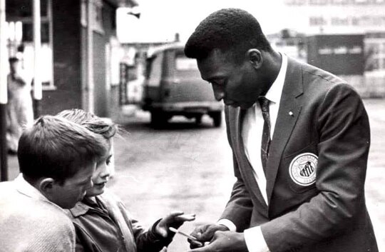 Um dia antes de seu anivers&aacute;rio, Pel&eacute; desembarcava em Hillsborough com a delega&ccedil;&atilde;o do Santos para mostrar ao mundo o brilho do futebol brasileiro durante a excurs&atilde;o pela Europa. Mas, como sempre, o Rei reservou um momento especial para atender os pequenos f&atilde;s do futebol.

Hoje, lembramos essa hist&oacute;ria no esp&iacute;rito do Boxing Day, um feriado que celebra generosidade e uni&atilde;o no Reino Unido e outros pa&iacute;ses. Assim como Pel&eacute; fazia quest&atilde;o de retribuir o carinho das crian&ccedil;as, este di&hellip; See more
  @Pele