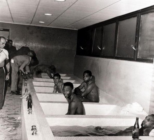 No meu tempo a privacidade no vesti&aacute;rio era uma coisa rara, entende?
.
In my day, privacy in the locker room was a rare thing, you know?
  @Pele