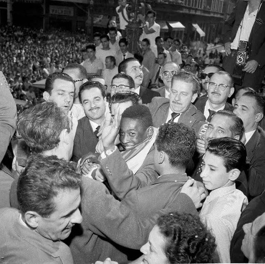 N&atilde;o, esta n&atilde;o &eacute; uma p&aacute;gina de &ldquo;Onde est&aacute; Wally?&rdquo;. Dif&iacute;cil encontrar? Olhe de novo&hellip; o brilho do Rei sempre se destaca.
.
No, this isn&rsquo;t a page from &ldquo;Where&rsquo;s Waldo?&rdquo;. Hard to find? Look again&hellip; the King&rsquo;s brilliance always stands out.
  @Pele