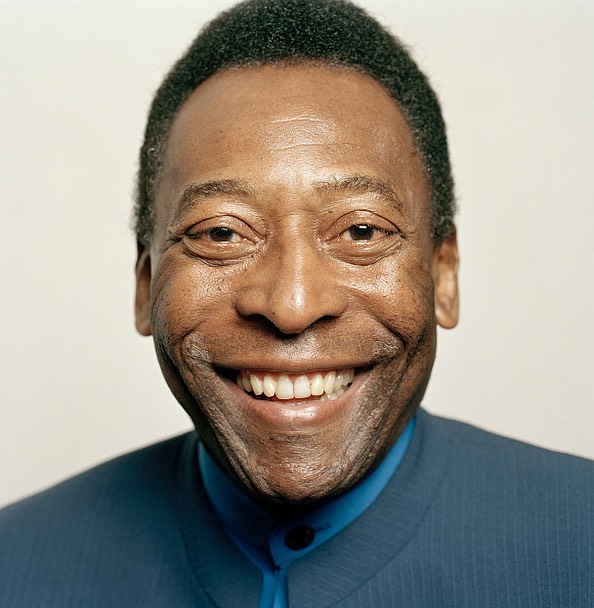 Sabe o que &eacute; o melhor rem&eacute;dio para os momentos mais dif&iacute;ceis? Sorrir! Nunca esque&ccedil;a de agradecer e dar algumas risadas. Esse conselho faz bem para a sa&uacute;de.

Do you know what is the best medicine for the most difficult times? To smile! Never forget to say thank you and have a few laughs. This advice is good for your health.
  @pele