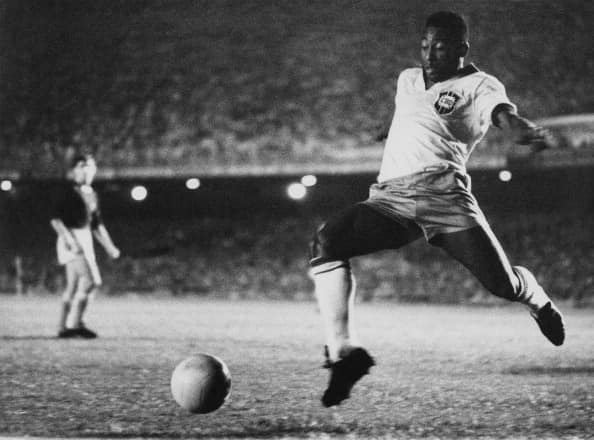 Há
65 anos eu entrei em campo vestindo a camisa da Seleção Brasileira pela
primeira vez. Eu era apenas um garoto de 16 anos com um sonho. Entrei
no segundo tempo e tive a felicidade de fazer meu primeiro gol pelo
Brasil já naquela partida. Essa é uma emoção que eu jamais vou esquecer.
.
65 years ago I played my first game with the Brazilian National Team. I
was just a 16 year old boy with a dream. I joined the game during the
second half and was fortunate enough to score my… See more
Há 65 anos eu entrei em campo vestindo a camisa da Seleção Brasileira
pela primeira vez. Eu era apenas um garoto de 16 anos com um sonho.
Entrei no segundo tempo e tive a felicidade de fazer meu primeiro gol
pelo Brasil já naquela partida. Essa é uma emoção que eu jamais vou
esquecer.
.
65 years ago I played my first game with the Brazilian National Team. I
was just a 16 year old boy with a dream. I joined the game during the
second half and was fortunate enough to score my… See more @Pele