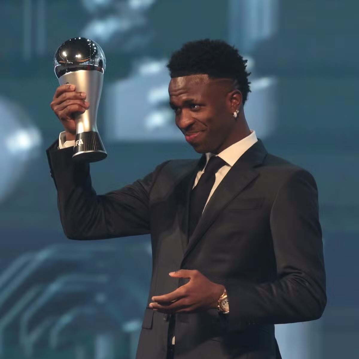 A Pel&eacute; Foundation parabeniza Vini Jr. pela conquista do pr&ecirc;mio The Best FIFA. Sua perseveran&ccedil;a, talento e alegria nos campos inspiram milh&otilde;es e elevam o futebol a outro patamar. Celebramos tamb&eacute;m a incompar&aacute;vel Marta, que mais uma vez prova porque d&aacute; nome ao pr&ecirc;mio Marta. O Brasil se enche de orgulho com voc&ecirc;s! E estendemos nossos cumprimentos &agrave; talentosa Aitana Bonmat&iacute;, por sua merecida conquista.

The Pel&eacute; Foundation congratulates Vini Jr. for winning The Best FIFA award. Y&hellip; See more
  @Pele