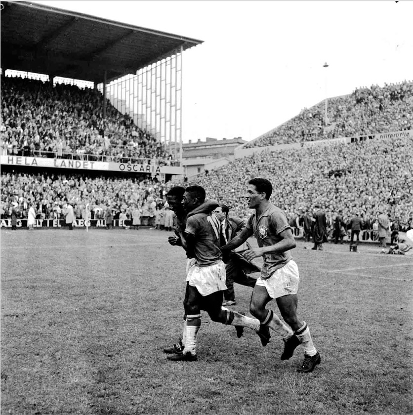 N&atilde;o h&aacute; nada melhor que jogar entre amigos.
.
There&rsquo;s nothing better than playing with friends.
  @Pele