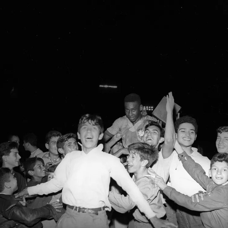 Faltam tr&ecirc;s meses para a Copa Am&eacute;rica come&ccedil;ar. Nesta foto rara, Rei Pel&eacute; &eacute; celebrado por crian&ccedil;as argentinas, ap&oacute;s vencer uma partida na competi&ccedil;&atilde;o.
.
Only three months remain until the Copa Am&eacute;rica kicks off. In this rare photo, King Pel&eacute; is celebrated by Argentine children after winning a match in the competition.
  @Pele