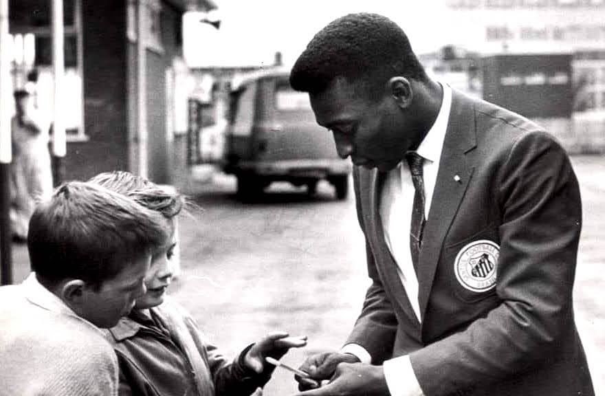 Um dia antes de seu anivers&aacute;rio, Pel&eacute; desembarcava em Hillsborough com a delega&ccedil;&atilde;o do Santos para mostrar ao mundo o brilho do futebol brasileiro durante a excurs&atilde;o pela Europa. Mas, como sempre, o Rei reservou um momento especial para atender os pequenos f&atilde;s do futebol.

Hoje, lembramos essa hist&oacute;ria no esp&iacute;rito do Boxing Day, um feriado que celebra generosidade e uni&atilde;o no Reino Unido e outros pa&iacute;ses. Assim como Pel&eacute; fazia quest&atilde;o de retribuir o carinho das crian&ccedil;as, este di&hellip; See more
  @Pele