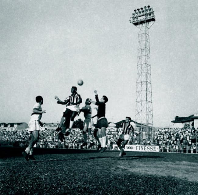 J&aacute; imaginaram futebol jogado em gravidade zero? Acho que seria um pouco parecido com isso.
.
Have you ever imagined soccer played in zero gravity? I think it would look a bit like this.
  @Pele