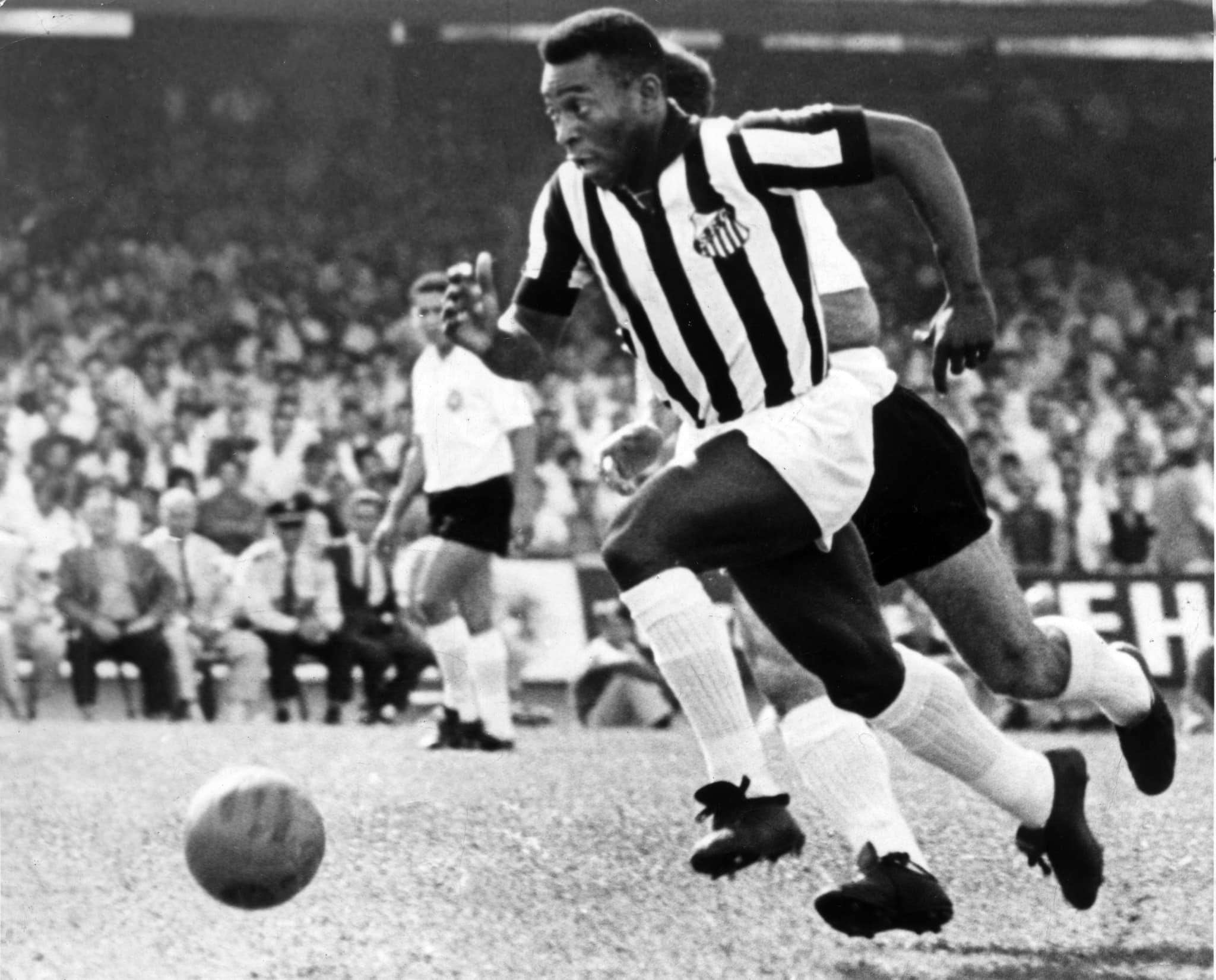No futebol, assim como na vida, precisamos olhar para frente e ponderar sobre nossos pr&oacute;ximos movimentos constantemente.
.
In football, just as in life, we need to look ahead and ponder our next moves constantly.&hellip; See more
  @Pele