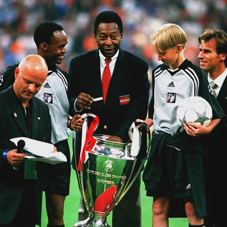 Quero ver uma grande final entre Real Madrid C.F. e Liverpool FC amanh&atilde;. Meus amigos Vinicius Jr e Casemiro ter&atilde;o um duro desafio contra Alisson Becker e Fabinho. Eu sou o &uacute;nico empolgado com o jogo? Tenho certeza que n&atilde;o!

I want to see a great final between Real Madrid and Liverpool tomorrow. My friends Vinicius Jr and Casemiro will have a tough challenge against Alisson Becker and Fabinho. Am I the only one excited about tomorrow's match? I'm sure not!
  @Pele