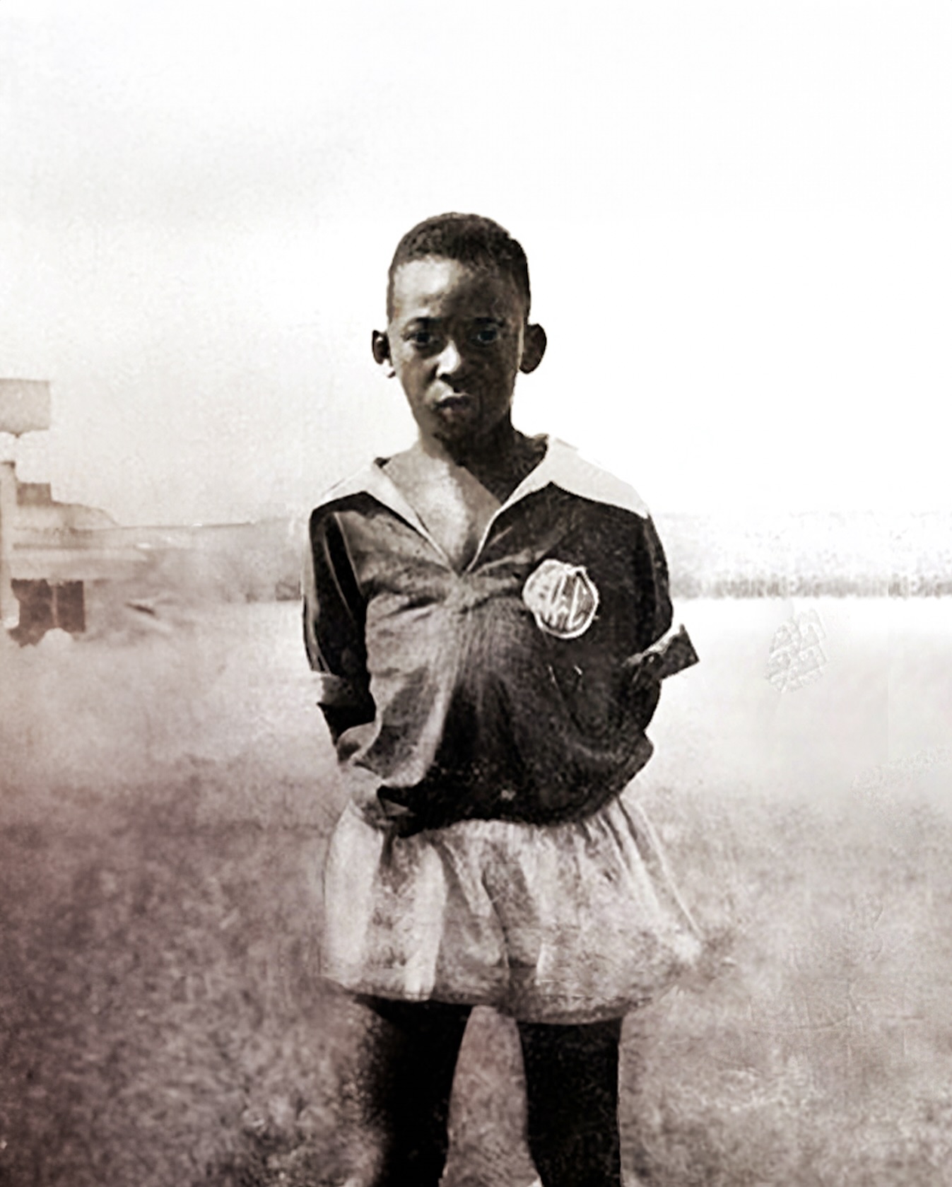 Muitas histórias inesquecíveis começam com um sonho de criança. Seus objetivos podem até parecer impossíveis, mas veja essa foto e nunca perca a capacidade de sonhar.
.
Many unforgettable stories begin with a child’s dream. Your goals may seem impossible, but look at this photo and never lose the ability to dream.
@Pele