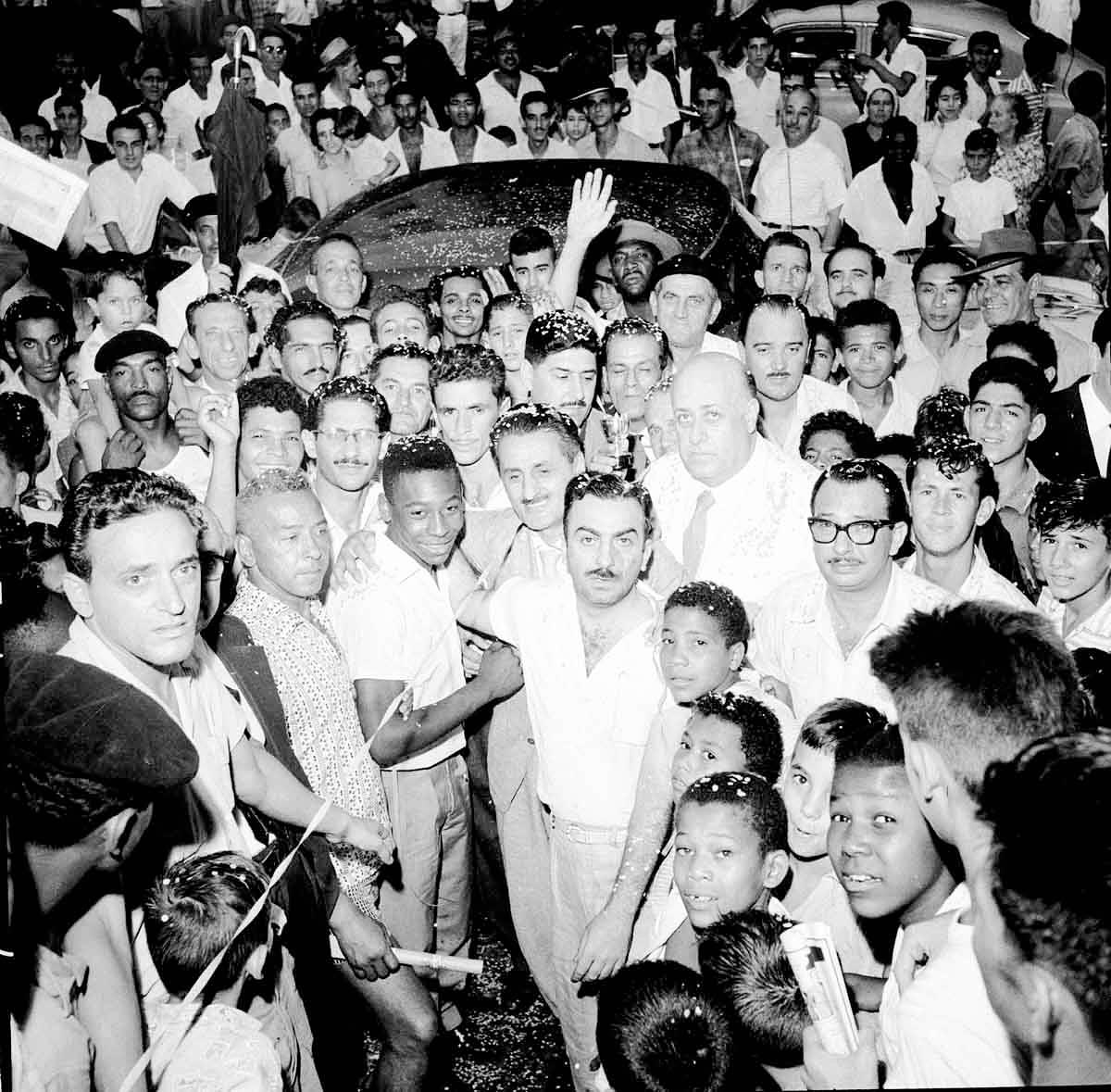 Nada como voltar para seu país, com 17 anos, depois de conquistar a primeira Copa do Mundo da história do futebol brasileiro. Imaginamos que a gratidão de todos fez o trajeto do aeroporto até a casa ser mais longo que da Suécia até o Brasil.
.
Nothing compares to returning to your country at 17 years old after winning the first World Cup in Brazilian football history. We can imagine that the gratitude of everyone made the journey from the airport to home feel longer than the… See more
@Pele