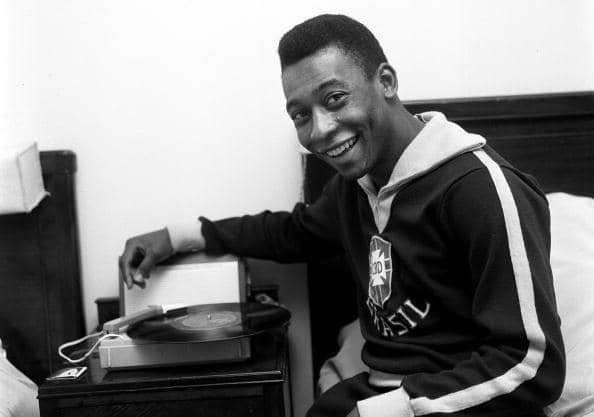 Nada melhor do que acordar escutando um dos meus discos preferidos. O que voc&ecirc;s gostam de escutar para come&ccedil;ar o dia?
.
There&rsquo;s nothing better than waking up and listening to one of my favorite albums. What do you like to listen to to start the day? See less
  @Pele