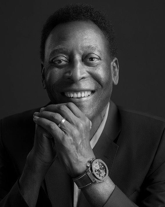 A inspira&ccedil;&atilde;o e o amor marcaram a jornada de Rei Pel&eacute;, que pacificamente faleceu no dia de hoje. Em sua jornada, Edson encantou todos com sua genialidade no esporte, parou uma guerra, fez obras sociais no mundo inteiro e espalhou o que mais acreditava ser a cura para todos os nossos problemas: o amor.

A sua mensagem em vida se transforma em legado para as futuras gera&ccedil;&otilde;es.

Amor, amor e amor, para sempre.
.
Inspiration and love marked the journey of King Pel&eacute;, who peacefully&hellip; See more
  @Pele