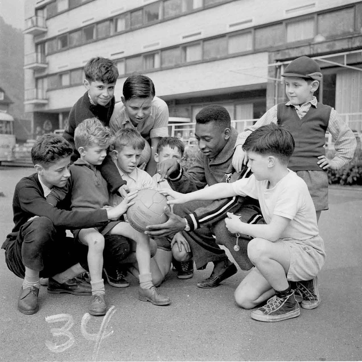 Inspirar as crian&ccedil;as atrav&eacute;s do esporte. Esta foi uma das principais bandeiras levantadas por Pel&eacute; para proteger as futuras gera&ccedil;&otilde;es. Incentivar o estudo, o acesso &agrave; sa&uacute;de e o combate &agrave; pobreza. Rei dentro e fora dos gramados.
.
Inspiring children through sport. This was one of the main flags raised by Pel&eacute; to protect future generations. Encourage study, access to health and the fight against poverty. King on and off the pitch.&hellip; See more
  @Pele