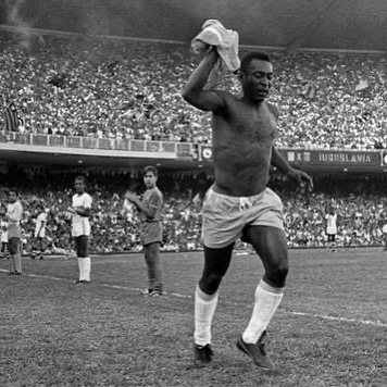 O ano era 1971. O dia era 18 de julho. Com Maracanã lotado, o maior jogador da história do futebol jogou sua última partida pela Seleção Brasileira. Não existia palco mais adequado. Quando foi substituído, o icônico estádio era tomado pelo silêncio, como se todos tivessem perdido o ar por um segundo. A partida simplesmente parou por completo. Os jogadores em campo observam enquanto Rei Pelé se despedia de 138.575 súditos dando uma volta olímpica, em meio às lágrimas e a certe… See more
@Pele